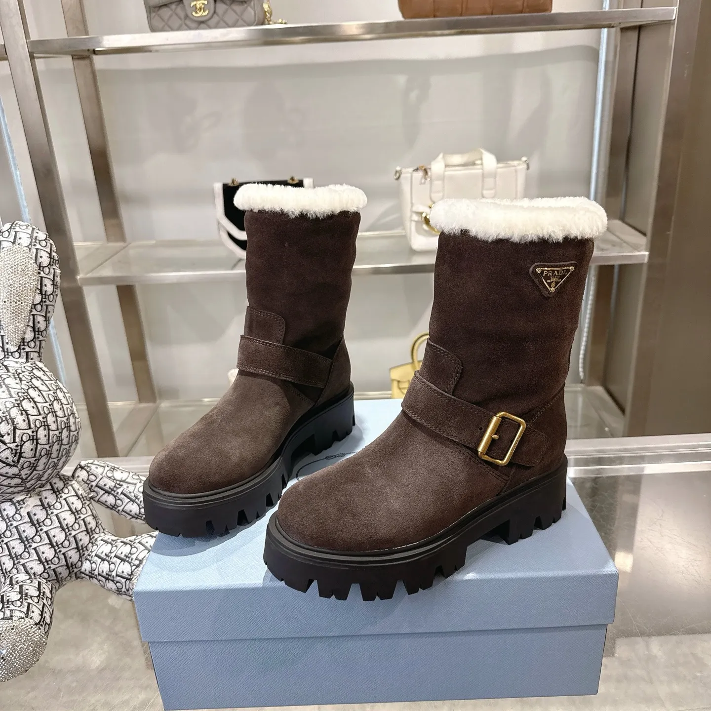 👟👟Ex-factory price 700👟👟 🔥Heavyweight🔥4050 Prada/PRADA autumn and winter snow boots counter new thick-soled anti-ski boots warm wool short boots, the same style as PRADA autumn and winter T-stage catwalk catwalk celebrity stars, original 1:1 replica, high-quality quality! The top version is comfortable on the feet and makes you look slimmer, elegant and intellectual! It is a rare pair of comfortable and warm casual snow boots! ❶Fabric: High mercerized cow suede/first layer cowhide ❷Lining: %100 pure wool imported from Australia ❸Feet: %100 pure wool imported from Australia ❹Outsole: Original TPU foam bottom Four-color women's sizes: 36–42. Complete packaging, with certified pure cotton bag after-sales service card.